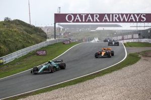 Fernando Alonso, Aston Martin AMR23, lidera Lando Norris, McLaren MCL60, y George Russell, Mercedes F1 W14