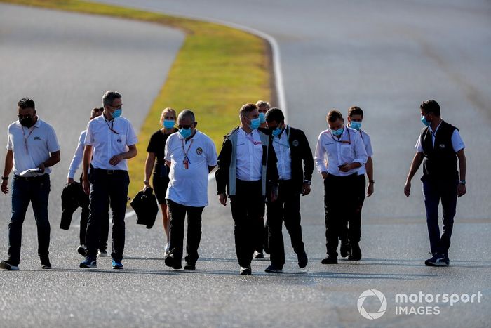 Michael Masi, Director de Carrera y miembros de la FIA caminan por la pista