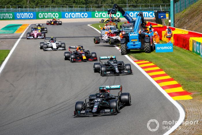Lewis Hamilton, Mercedes F1 W11,y el pelotón pasan por la escena del accidente de Antonio Giovinazzi, Alfa Romeo Racing C39, y George Russell, Williams FW43