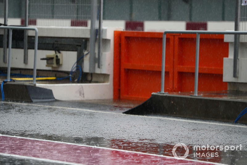 Lluvia en el pitlane