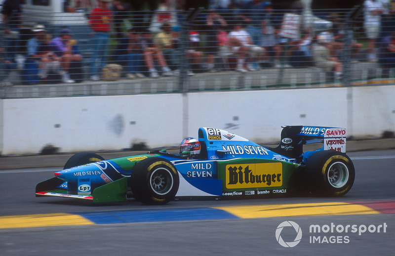 Michael Schumacher rijdt de eerste 36 ronden aan de leiding