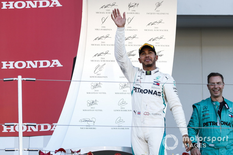 Pemenang balapan, Lewis Hamilton, Mercedes AMG F1, di podium