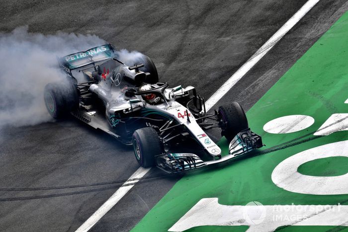 Lewis Hamilton, Mercedes AMG F1 W09 EQ Power+, celebra con donuts su título de campeón