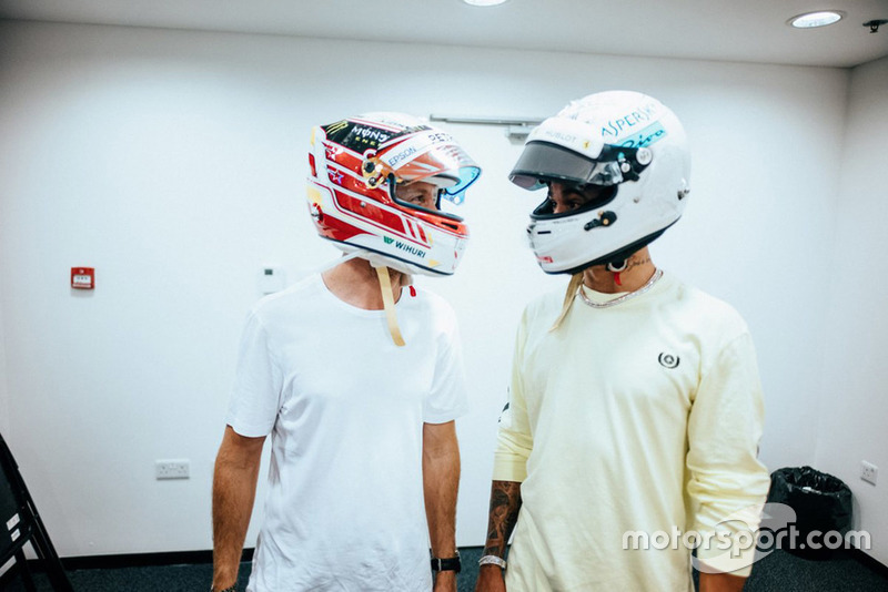 Lewis Hamilton, Mercedes AMG F1, et Sebastian Vettel, Ferrari, échangent leurs casques