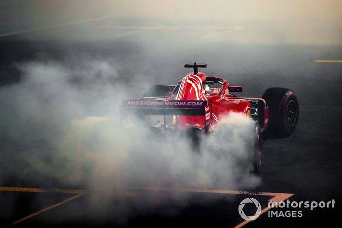 Sebastian Vettel, Ferrari SF71H, hace donuts al final de la carrera