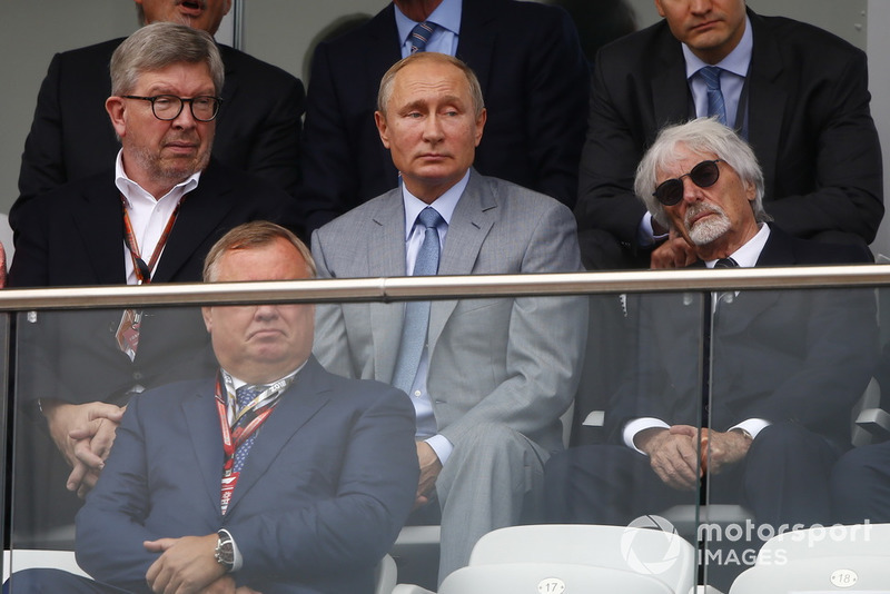 Ross Brawn, directeur de la compétition du Formula One Group, Vladimir Poutine, président de la Fédération de Russie, et Bernie Ecclestone, regardent la course