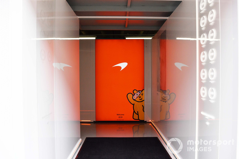 Вход в гараж McLaren с логотипом Children In Need