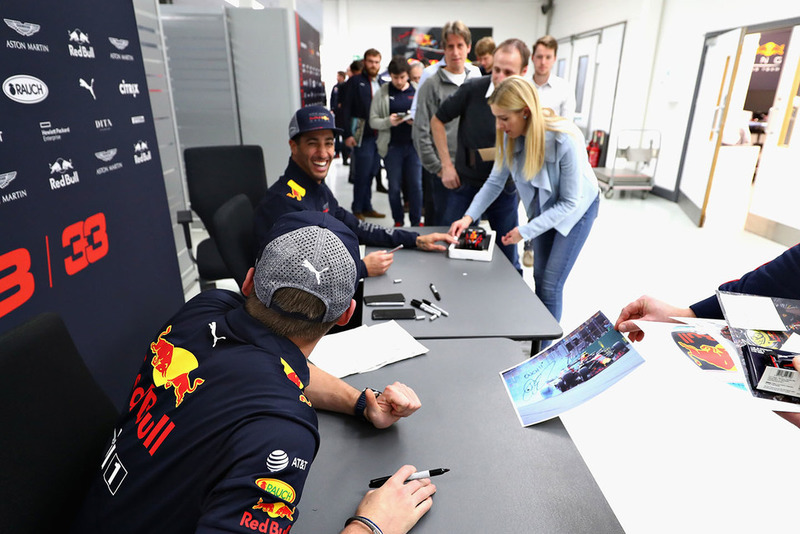 Max Verstappen, Red Bull Racing e Daniel Ricciardo, Red Bull Racing, parlano con i membri del team Red Bull Racing