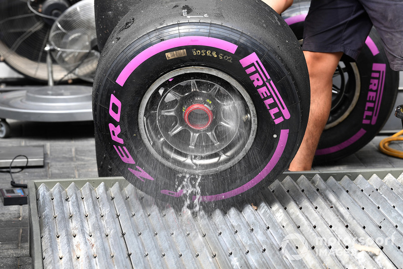 Un meccanico della Red Bull Racing lava cerchioni e gomme Pirelli