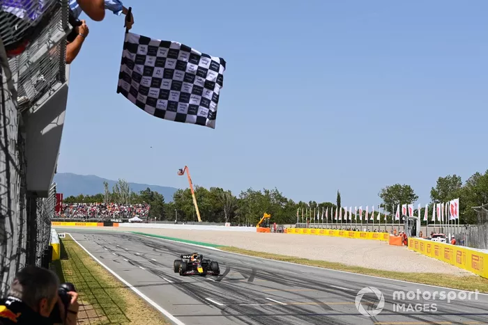 Max Verstappen, Red Bull Racing RB18, 1ª posición, toma la bandera a cuadros 