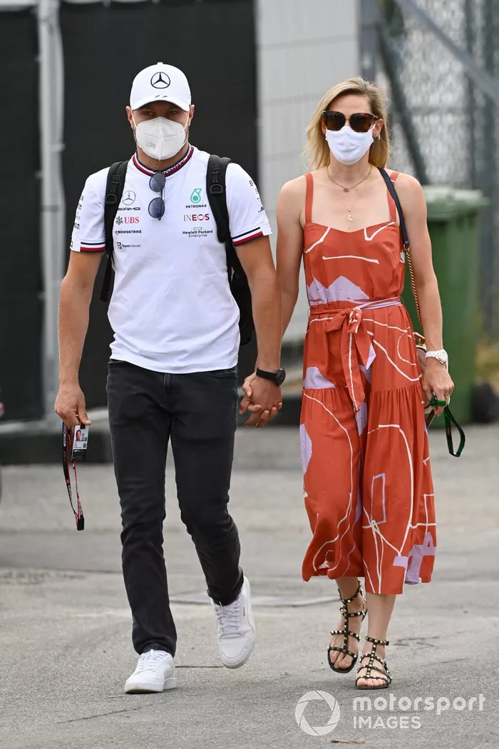 Valtteri Bottas, Mercedes, con su novia Tiffany Cromwell