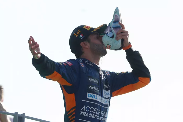 Podio: ganador Daniel Ricciardo, McLaren bebe de su zapato en el podio
