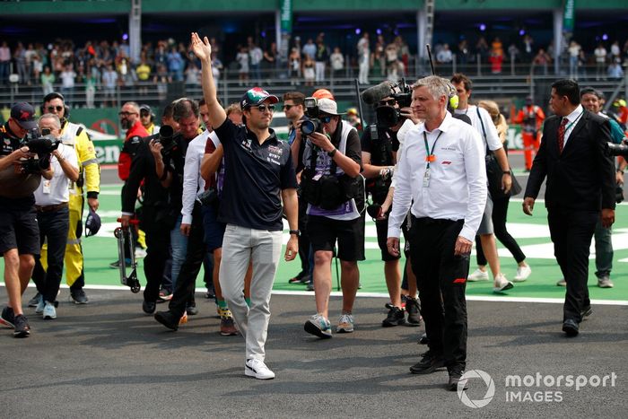Sergio Pérez, Red Bull Racing, saluda a los aficionados