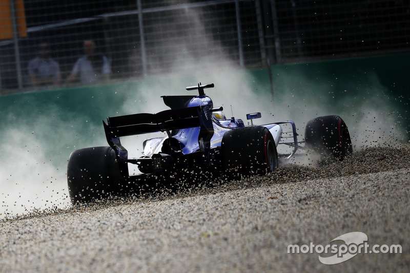Marcus Ericsson, Sauber C36, sort dans les graviers