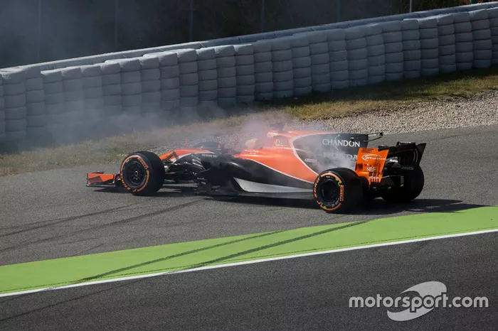 Fernando Alonso, McLaren MCL32, con problemas de motor