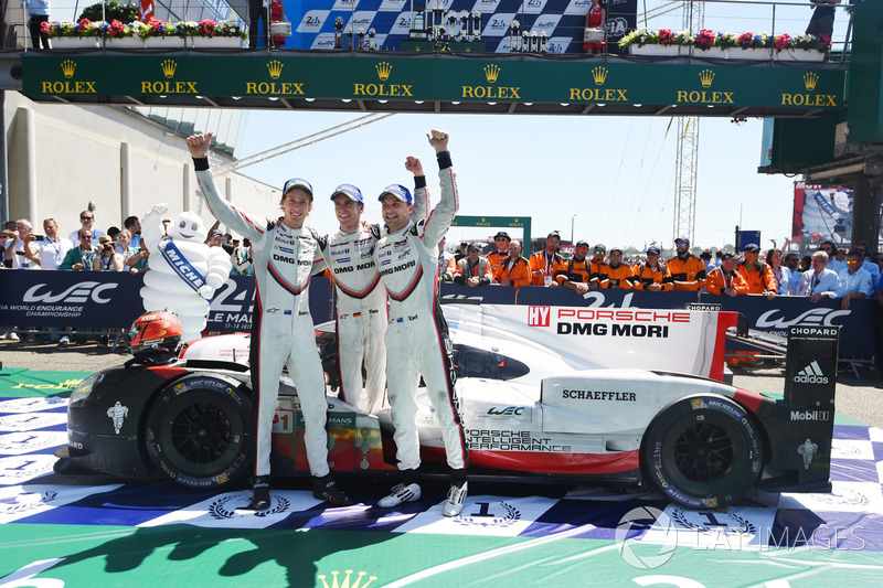 Genel klasman yarış galibi #2 Porsche Team Porsche 919 Hybrid: Timo Bernhard, Earl Bamber, Brendon H