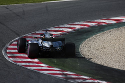 Lewis Hamilton, Mercedes AMG F1 W08, ejecuta amplio sobre un bordillo