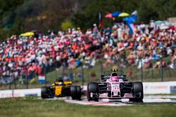  Esteban Ocon, Sahara Force India F1 VJM10, Jolyon Palmer, Renault Sport F1 Team RS17