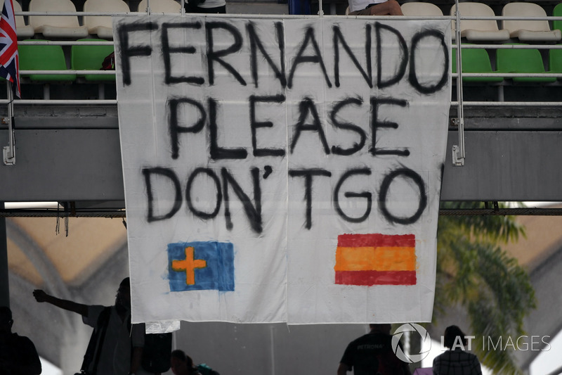 Fans "Fernando please don't go" banner for Fernando Alonso, McLaren