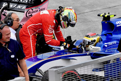 Sebastian Vettel, Ferrari remercie Pascal Wehrlein, Sauber C36 de l'avoir pris en stop