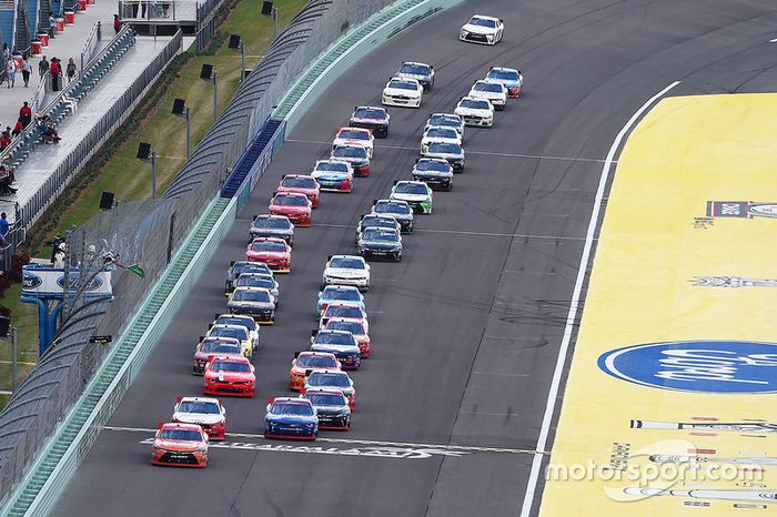 Inicio: Daniel Suárez, Joe Gibbs Racing Toyota líder