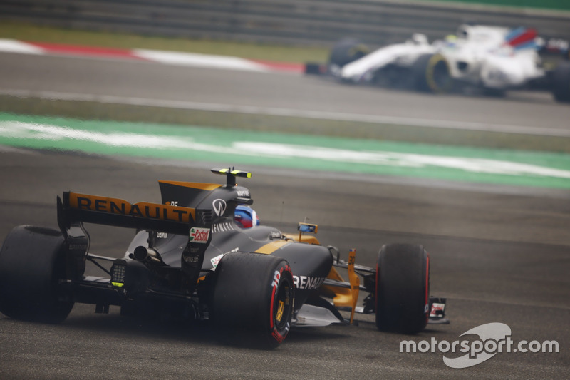 Jolyon Palmer, Renault Sport F1 Team RS17, spins off on slick tyres, ahead of Felipe Massa, Williams FW40