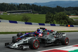 Kevin Magnussen, Haas F1 Team VF-17, Carlos Sainz Jr., Scuderia Toro Rosso STR12 en lutte pour une position