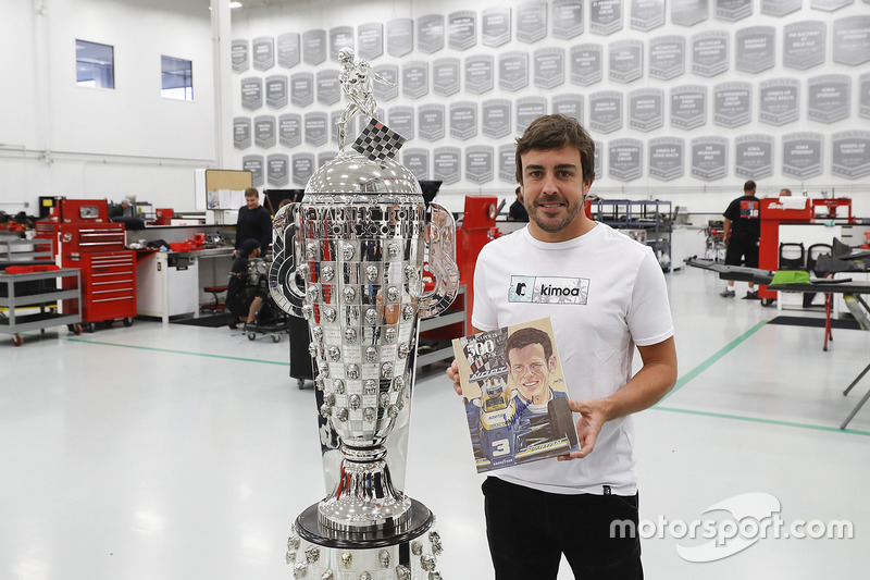 Fernando Alonso con el trofeo de Borg-Warner y el Anuario de la Indy 500 de 1981