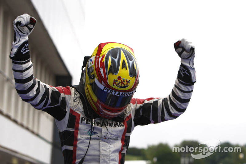 Rio Haryanto merayakan kemenangannya di parc ferme pada Race 2 GP3 Hongaria 2011.