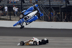 Scott Dixon, Chip Ganassi Racing Honda crashes, Helio Castroneves, Team Penske Chevrolet passes