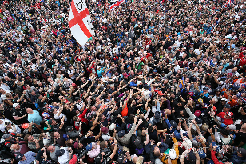 Ganador de la carrera Lewis Hamilton, Mercedes AMG F1 surfea sobre la multitud