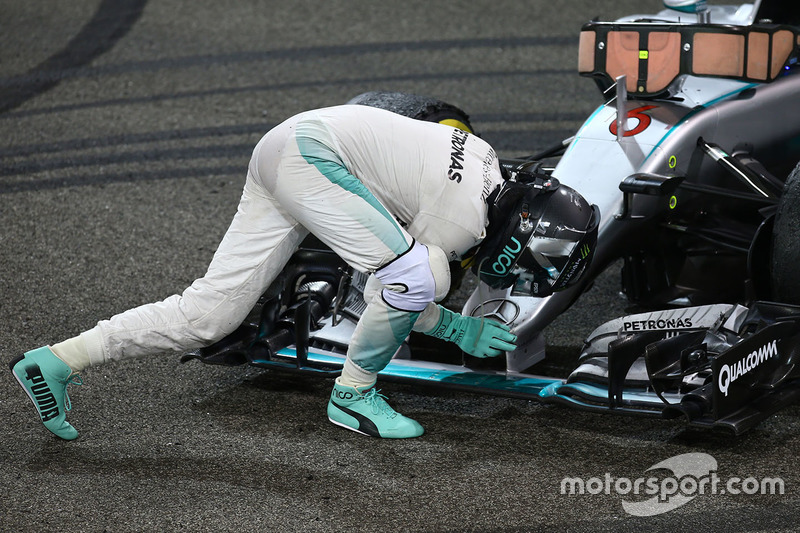 Segundo lugar a Nico Rosberg de Mercedes AMG F1 W07 celebra su campeonato del mundo al final de la carrera