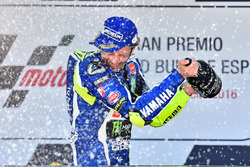 Podium: Sieger Valentino Rossi, Yamaha Factory Racing, feiert