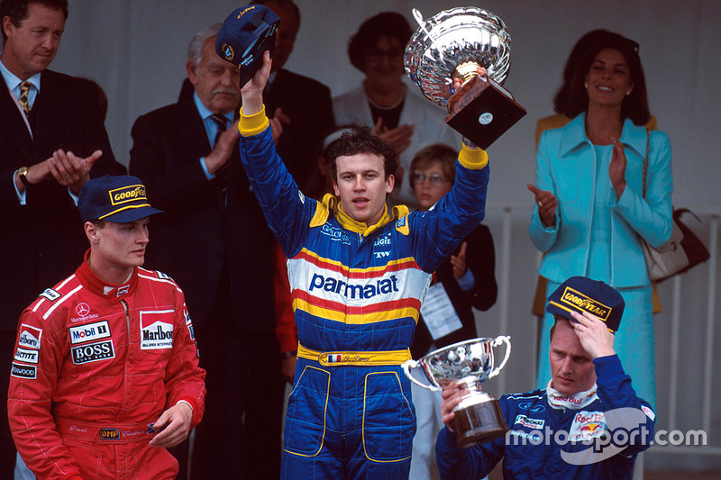 Podium : le vainqueur Olivier Panis, Ligier, le deuxième David Coulthard, McLaren, et le troisième Johnny Herbert, Sauber