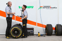 Sahara Force India F1 Team con gli ingegneri Pirelli