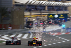 Искры из-под машин Ромена Грожана, Haas F1 Team VF-16 и Даниила Квята, Red Bull Racing RB12