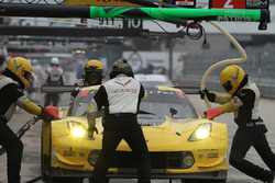 Pitstop for #4 Corvette Racing Chevrolet Corvette C7.R: Oliver Gavin, Tommy Milner, Marcel Fässler