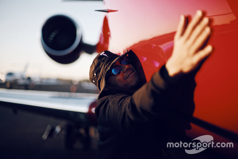 Lewis Hamilton posiert mit seinem Flugzeug