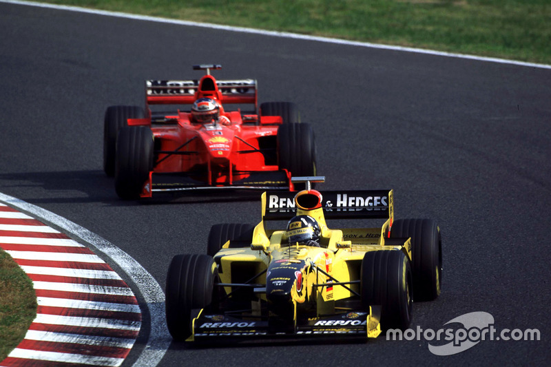 Damon Hill, Jordan, devant Michael Schumacher, Ferrari
