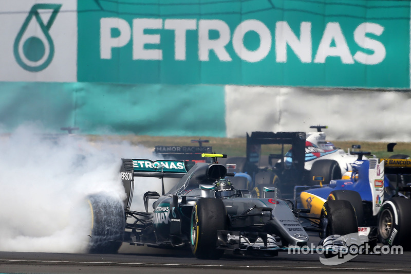 Nico Rosberg, Mercedes AMG F1 W07 Hybrid recovers from contact at the start of the race