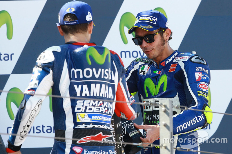 Podio: il secondo classificato Jorge Lorenzo, Yamaha Factory Racing, il terzo classificato Valentino