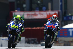 Валентино Росси, Yamaha Factory Racing и Хорхе Лоренсо, Yamaha Factory Racing