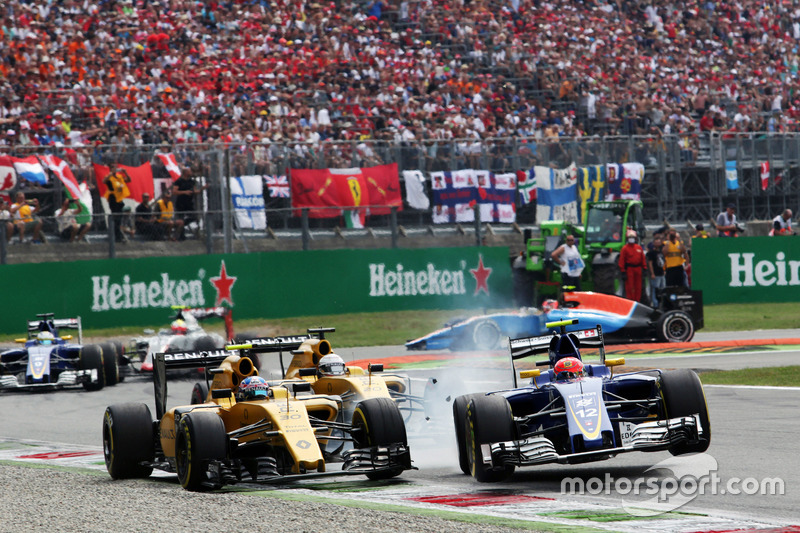 (L to R): Crash involving Jolyon Palmer, Renault Sport F1 Team RS16 and Felipe Nasr, Sauber C35