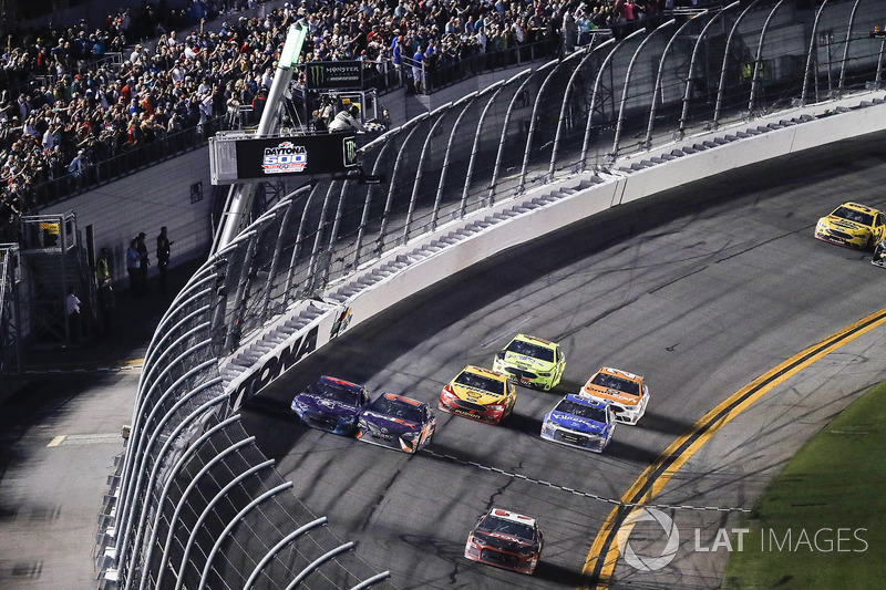 Austin Dillon, Richard Childress Racing Chevrolet Camaro, pakt de zege