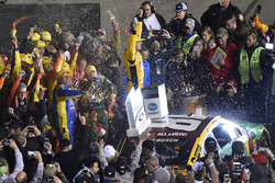 Race winner Kyle Busch, Joe Gibbs Racing