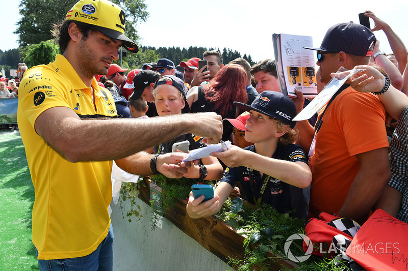 Carlos Sainz Jr., Renault Sport F1 Team, memberi tanda tangan kepada fans