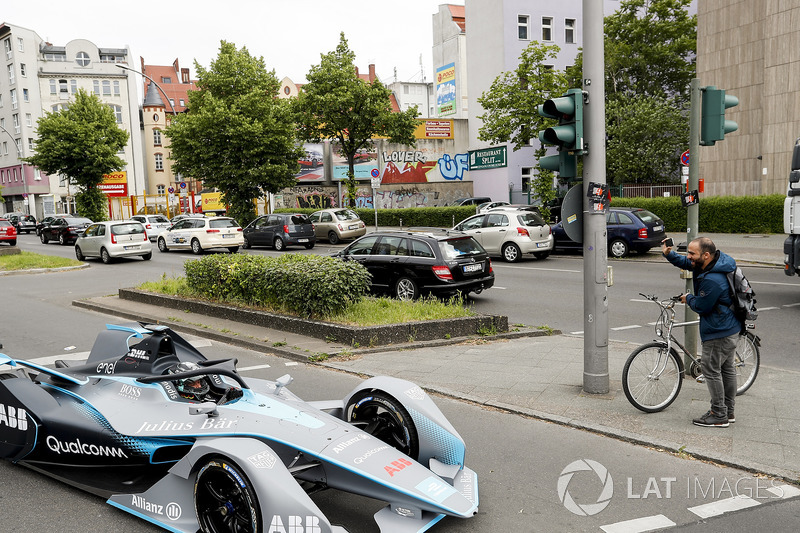 Kampiun Formula 1, Nico Rosberg, bersama salah seorang warga Berlin