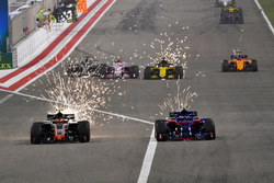 Romain Grosjean, Haas F1 Team VF-18 et Pierre Gasly, Scuderia Toro Rosso STR13 en lutte