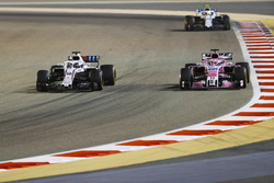 Lance Stroll, Williams FW41 Mercedes, en lutte avec Sergio Perez, Force India VJM11 Mercedes, devant Sergey Sirotkin, Williams FW41 Mercedes