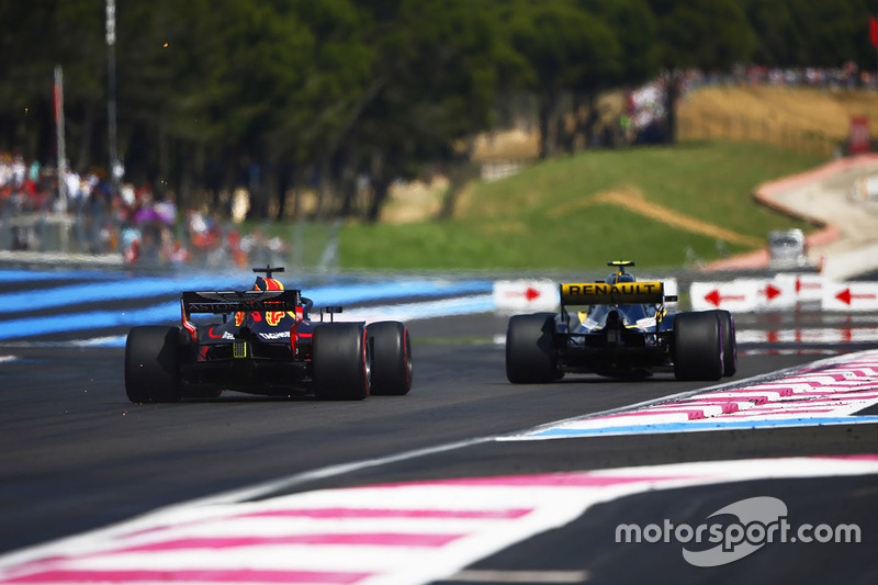 Daniel Ricciardo, Red Bull Racing RB14, passe Carlos Sainz Jr., Renault Sport F1 Team R.S. 18